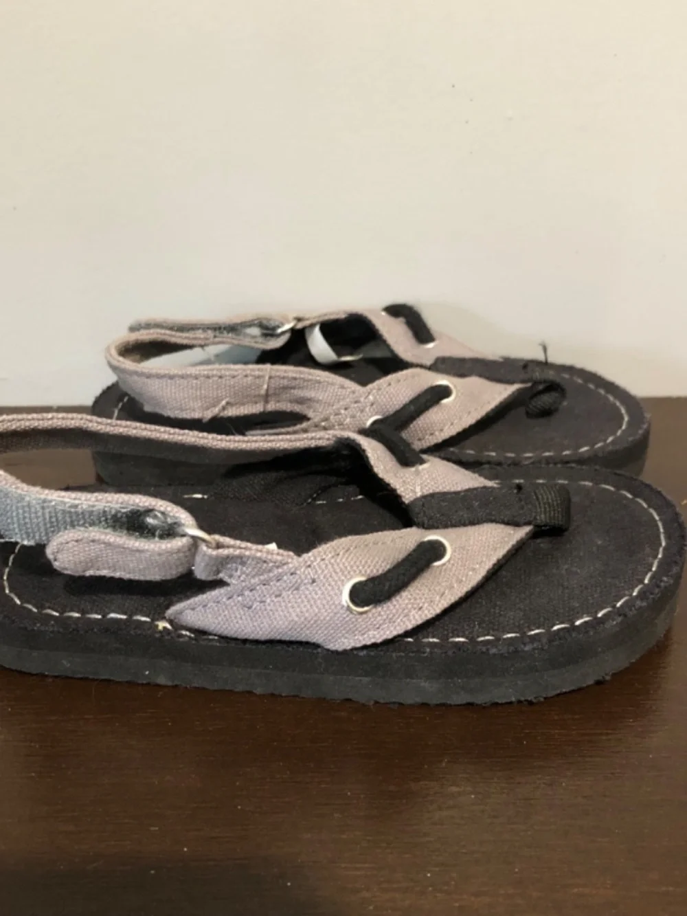 Children's Place Black Gray Baby Boy Flip Flop Sandals Sz 8-9 Minimalist Beach